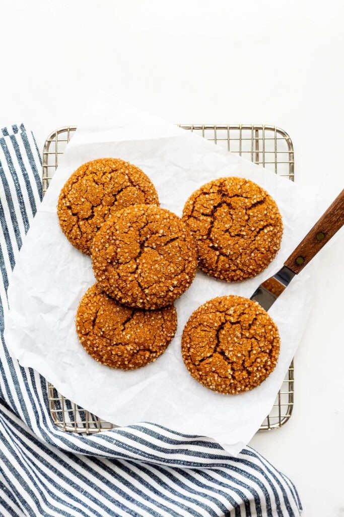 close up of freshly baked molasses cookies with a dusting of sugar
