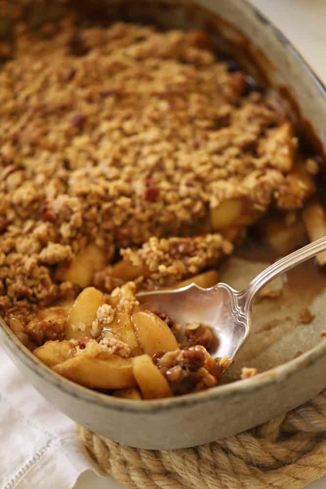 close-up shot of a freshly baked apple crisp with a golden oat topping