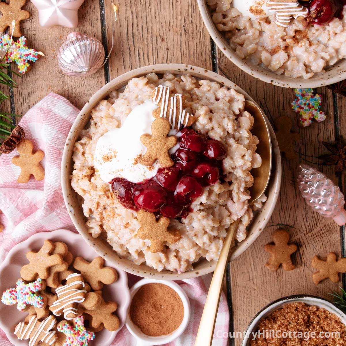 bowl of gingerbread strawberry oatmeal with fresh strawberries and gingerbread cookies